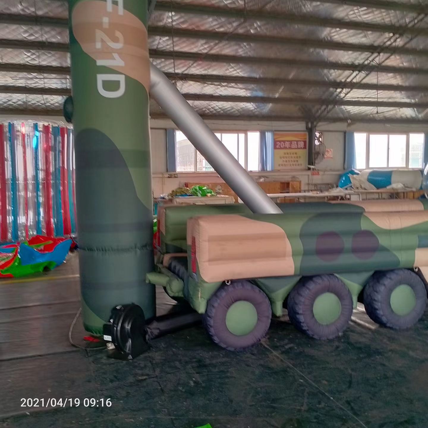 大祥军事演习中的充气目标车辆：模拟发射车雷达车坦克飞机